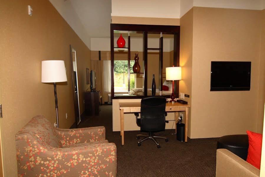 Cambria Hotel Traverse City Exterior photo